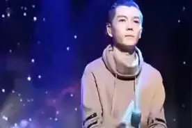 王栎鑫女儿唱歌声音软糯萌气十足，不过全程一句歌词都没有视频封面