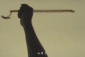 最近网络爆红的《渡我不渡她》，悲伤的歌声配上烟嗓更显悲伤