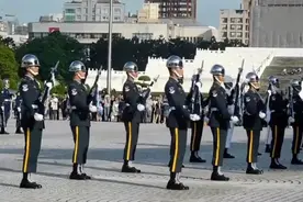 台湾三军联合仪仗队表演耍枪，注意看有人甩掉了