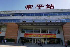 从东莞市常平站，进站乘坐动车，目的地汕尾