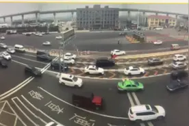 机场高速郑州南站堵车加塞儿，压实线变道记3分罚款200元！图片