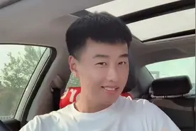 农村小伙见女网友，姑娘一直盯着小伙看，小伙不好意思了