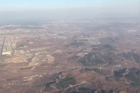 烟台开发区上空，飞机下降潮水机场