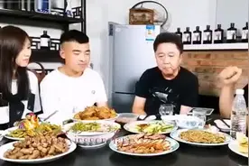 孙越去于谦马场蹭吃蹭喝去了，谦儿哥身后的酒都是定制的，讲究视频封面