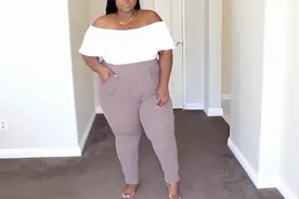 潮流穿搭_白色上衣搭配藕粉色裤子，胖妹子也可以驾驭视频封面