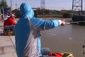 钓蘸麻团最忌讳抛满竿，这样更容易把窝子打远！