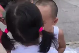 主动的女孩太霸气：主动摸男孩手，把男孩怂哭了！#暑假儿童打卡#