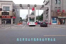 啥情况小区今天门口加装隔离带防护栏，进入又要量体温视频封面