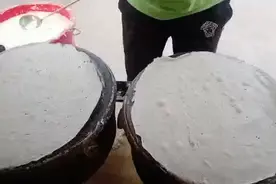 青岛摆摊，煎饼原来是这样做的，网友：太简单了！