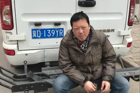 房车旅行带摩托,虽然方便但是遮挡牌照会被扣12分,看老崔的高招!