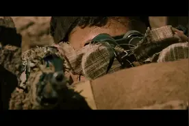 在野外，狙击手的望远镜是蒙上一层纱布的视频封面