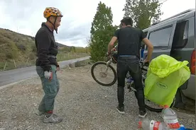 面包车自驾西藏，路上偶遇骑行小伙山西-拉萨全程4000公里，佩服视频封面