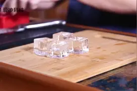 水冻成大冰块要多久？老外制冰厂实拍，速度真不是一般的“快”！视频封面