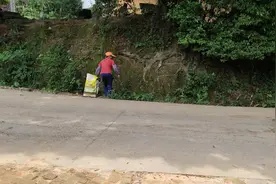 乡村保洁员，沿公路捡拾垃圾，每月只有400元，做事却非常认真。