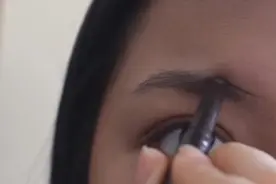 一分钟教你学会微上挑眉毛的画法，即便手再笨也能轻松学会