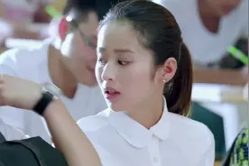 小伙上课打扰美女不能专心，结果美女给了他一脚，真疼啊视频封面