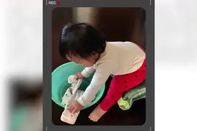 朱丹晒女儿洗衣服萌态 小小丹人小鬼大模仿欲强视频封面