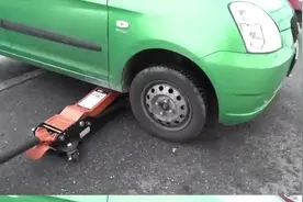 为什么轮胎不用实心的，小伙的实验告诉你其中的原因视频封面