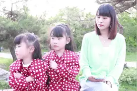 双胞胎嫌妈妈太笨，妈妈不服挑战幼儿园脑筋急转弯，结局喜闻乐见视频封面