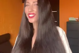 美女长发太好看了，又直又滑顺，披着的时候让人心动