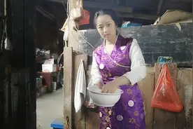 四川二姐在西藏墨脱把藏装穿出了什么风格，儿时的包谷粉稀饭坨坨视频封面