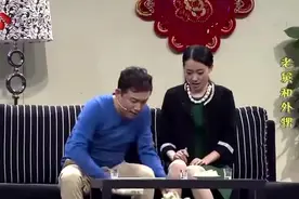 外甥来给老舅拜年，哐哐磕头就要红包，老舅不给就要剪头发！视频封面