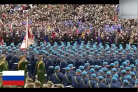 俄罗斯阅兵式，士兵头抬起45度，正步分列式很棒哦