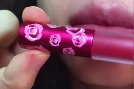 大嘴的妹子这样涂口红，秒变樱桃小嘴，这招厉害了！