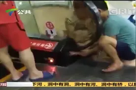 惠州：家长看管不力，小孩左手被卡电梯，二十分钟内被送医治疗视频封面