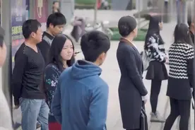 富婆和男保姆一起坐公交，哪料公交车太挤，下秒直接相拥在一起！视频封面