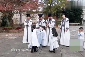 来看看吴尊给嗯哼上课，教嗯哼亲neinei，惹得嗯哼满脸害羞，哈哈视频封面