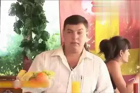 国外恶作剧：肥婆坐烂椅子被卡住，客人帮忙却越帮越忙视频封面