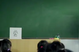 学生上课不带书，美女老师问他竟这么回答，你说气不气人？