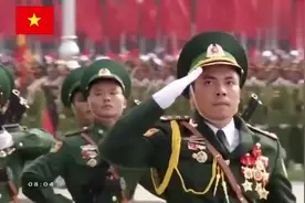 越南”模仿版“正步和中国解放军正步对比，这差距有点让人尴尬