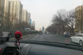 开车行驶在北京的三环上视频封面