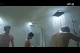 韩剧：朴海镇淋浴和半裸贴膏药秀身材，和赵宝儿恩爱抓虫视频封面
