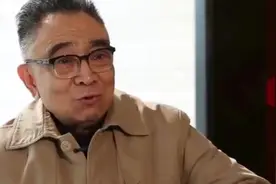 72岁鲍国安夫妻近照，他与妻子恩爱一生，两个儿子没进演艺圈！