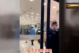 蔡徐坤机场严肃训话粉丝？并表态以后不允许再出现这种行为，点赞