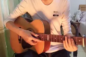 木吉他夜晚弹奏《小夜子》，音乐旋律悠扬，给人很安静的感觉