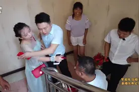 拦门酒太多，伴郎团喝不完，直接把伴娘给抱走了，哈哈视频封面