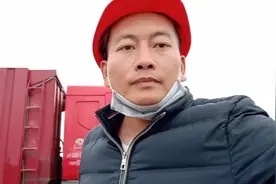 小伙给大家演示翻斗车起斗的操作步骤