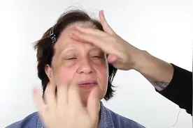 60岁老奶奶爱美，简单化个淡妆，看着显年轻又漂亮