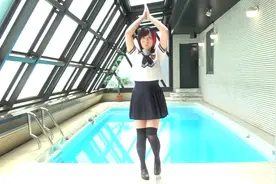 日本小姐姐穿着可爱的水手服跳行星环视频封面