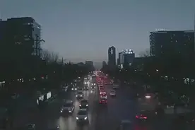 小伙邀请美女来家里，美女转脸就走，小伙说一句话她马上改变主意视频封面