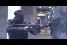 蒙面歹徒闹市猖狂抢劫运钞车，结果打开车门面对的竟然是一群特警视频封面