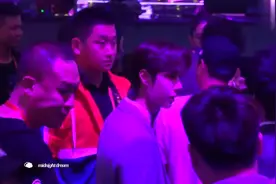 王一博和大张伟台下聊的开心，保镖递水喝还拿手电筒给他照路视频封面