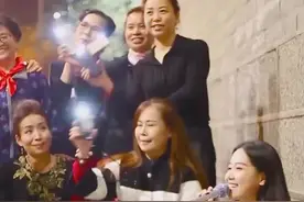 姑娘夜晚路边唱歌，广场舞大妈们都成她的铁杆粉了，一开口牛逼啊