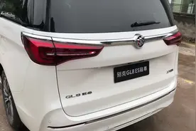 别克GL8陆尊版后备箱表现如何？放4-5个登机箱完全没问题