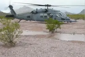 美军黑鹰救援直升机前方可伸缩加油杆可以完成空中加油视频封面