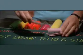 玩21点只赢不输，姑娘在赌场用了高科技，能看到庄家的底牌视频封面